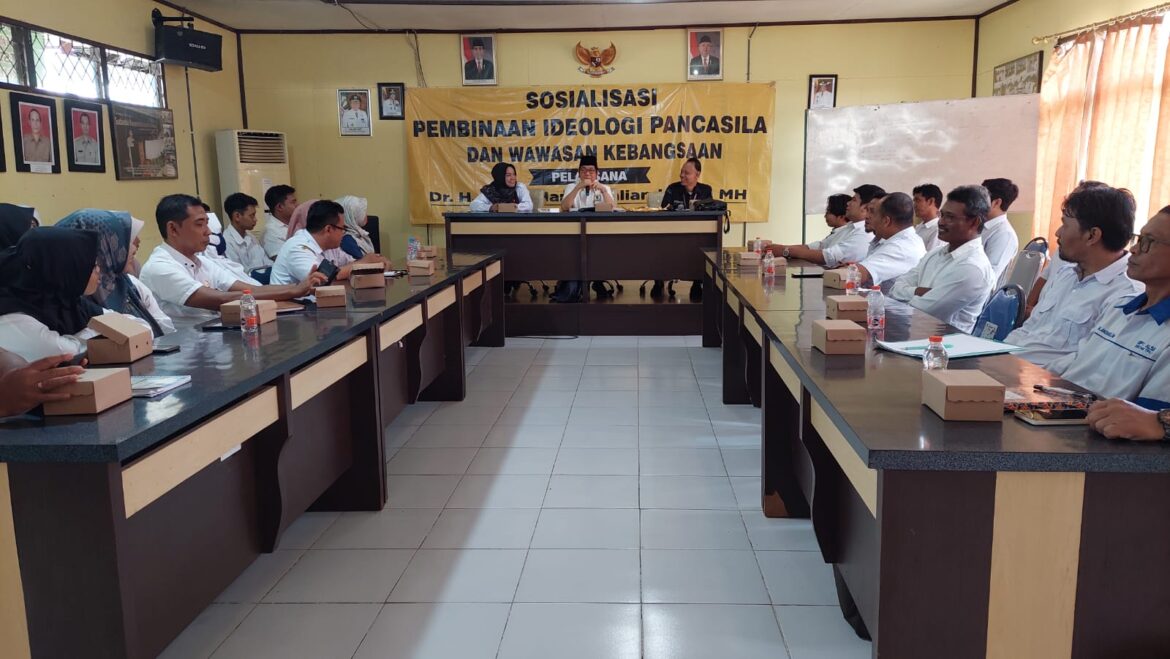 Anggota Komisi II DPRD Provinsi Kalsel Dr H Karlie Hanafi Kalianda, SH MH saat memaparkan materi tentang Pancasila dan wawasan kebangsaan di Aula Dinas Pertanian Tanaman Pangan dan Hortikultura (DTPH) Kabupaten Batola di Marabahan, Rabu (6/12).(foto : ist)