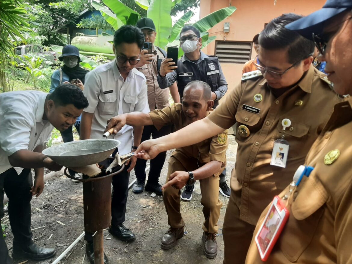 Wali Kota Banjarmasin, Ibnu Sina mencoba memasak air dengan gas metan dari sampah di TPA Basirih, Senin (18/12/2023).