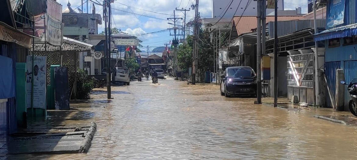 Kondisi di jalan Ulama dan di Kemasan di Barabai Kabupaten HST terendam banjir.(foto : yufanata/brt)