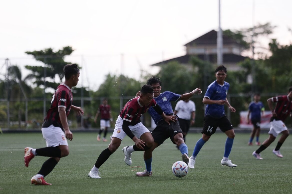 Laga Peseban dan Persetala pada partai terakhir babak penyisihan grup B Liga 3 Zona Kalsel. Keduanya bermain imbang 1-1, Kamis (30/11) sore di Lapangan Green Yakin Soccerfield, Kabupaten Banjar. (foto: ist/brt)
