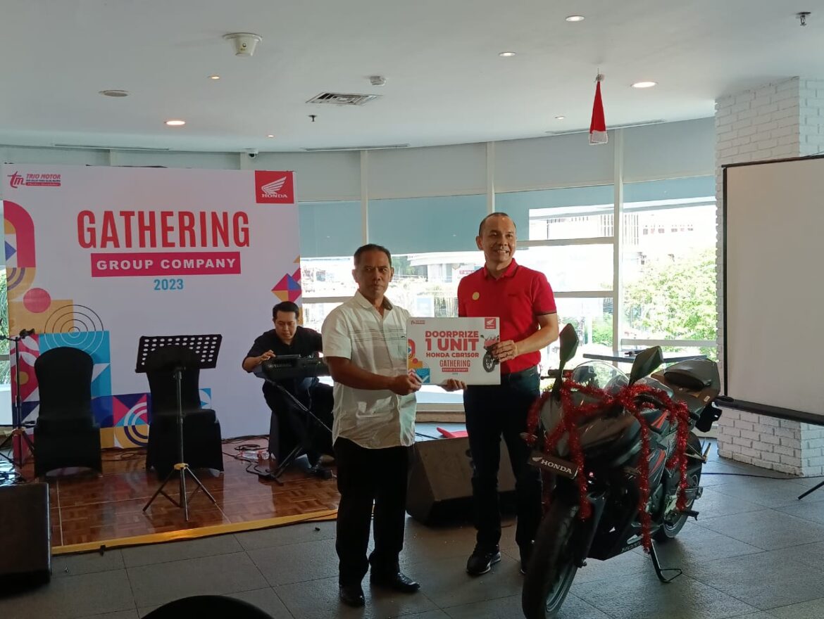 Antonius Silitonga Menyerahkan DoorPrize 1 Unit Sepeda Motor Honda CBR150R kepada Arbani Perwakilan Disdikbud Kabupaten Balangan (foto:baritopost)