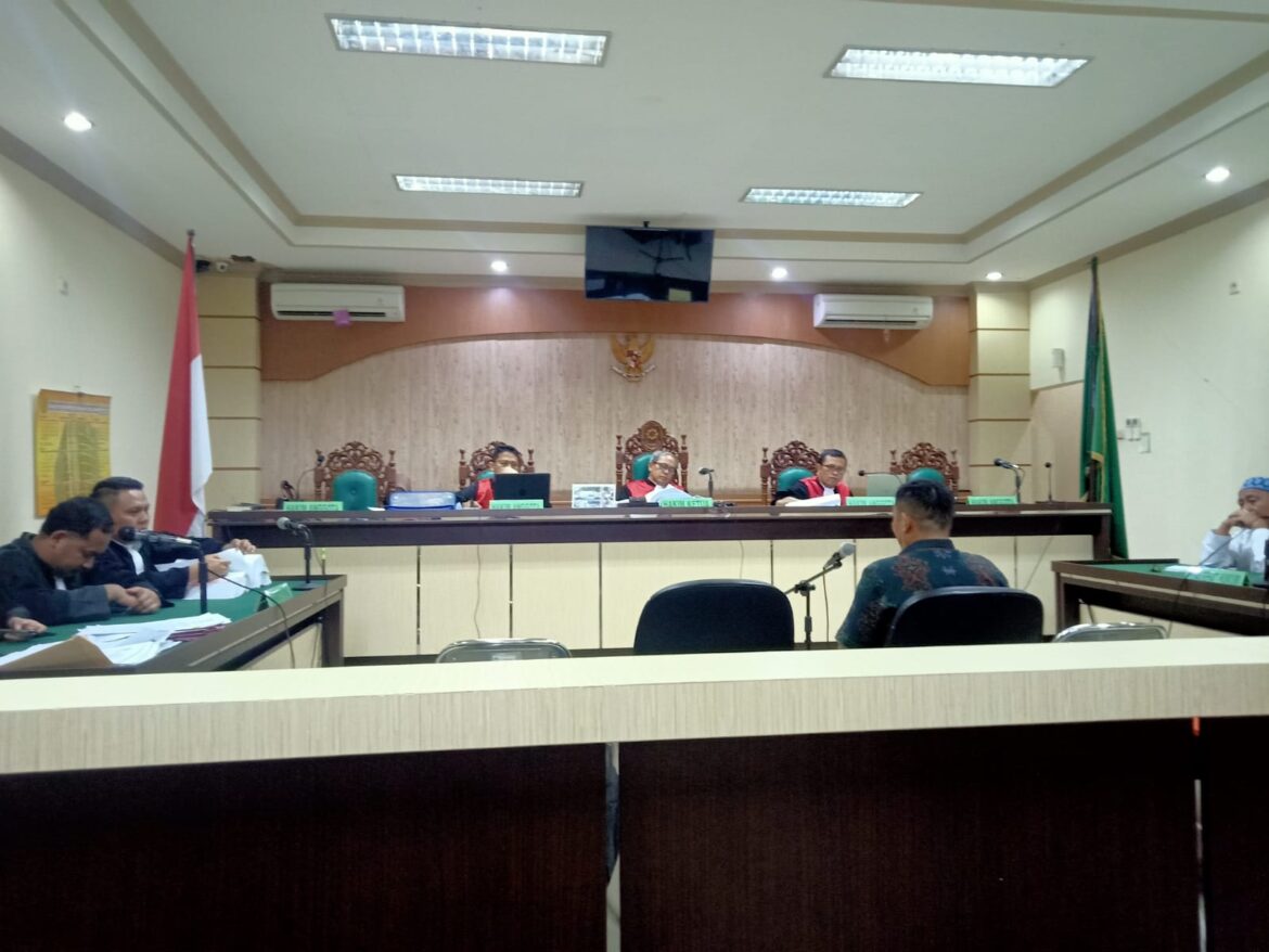 Saksi ahli dari Kementerian Pendidikan, Riset dan Tehnologi ketika memberikan kesaksian pada sidang perkara Dana BOS