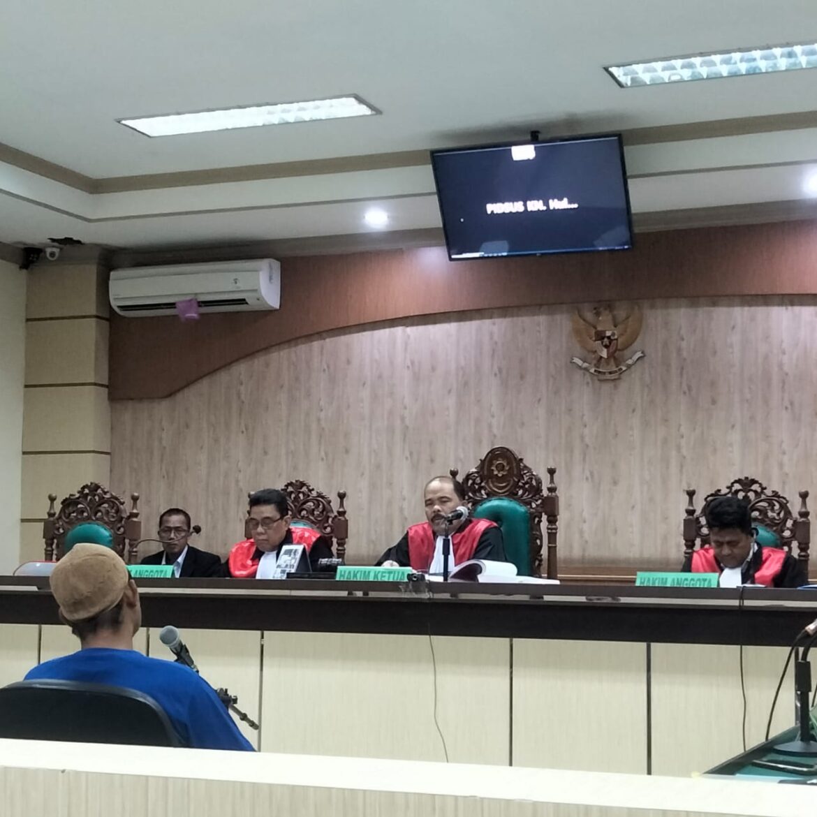 Terdakwa Mulyadi saat diperiksa sebagai terdakwa oleh majelis hakim pengadilan tipikor yang diketuai Suwandi SH.