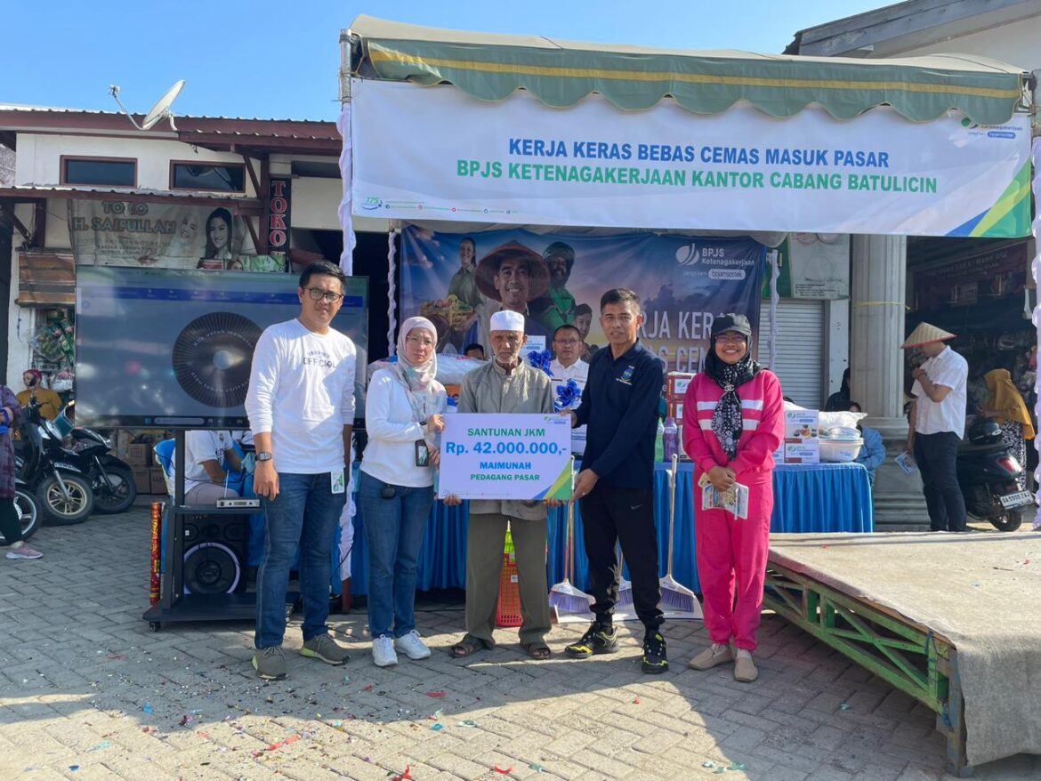 Ahli waris Maimunah, saat menerima santunan Jaminan Kematian (JKM) yang diterima suami dan anak yang diserahkan oleh BPJS Ketenagakerjaan Kantor Cabang Batulicin, Sabtu (16/12/2023).(foto : ist)