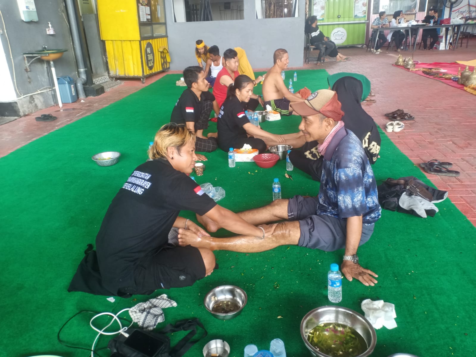 Pengobatan Pangkalima Bangkirayen Eda Steven Lalung dan tim di Kedai 99 Trisakti Banjarmasin (foto:istimewa)