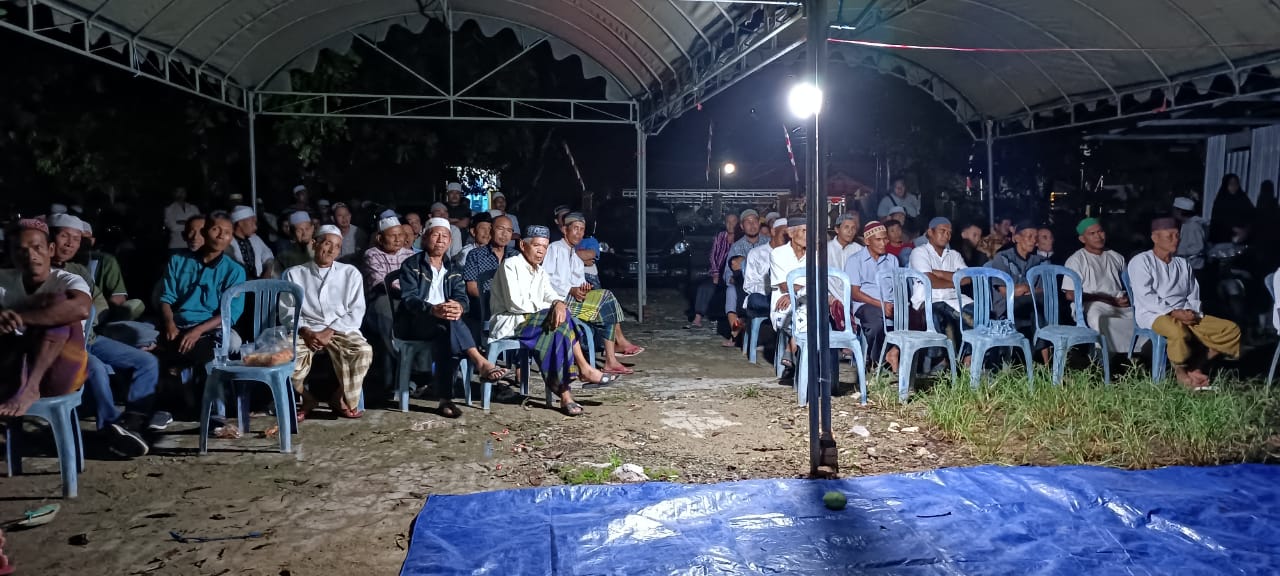 Kegiatan diduga berkedok ceramah agama yang digelar salah satu caleg sebelum dibubarkan oleh Panwaslu Kecamatan Batu Benawa Kabupaten HST.(foto : yufanata/brt)