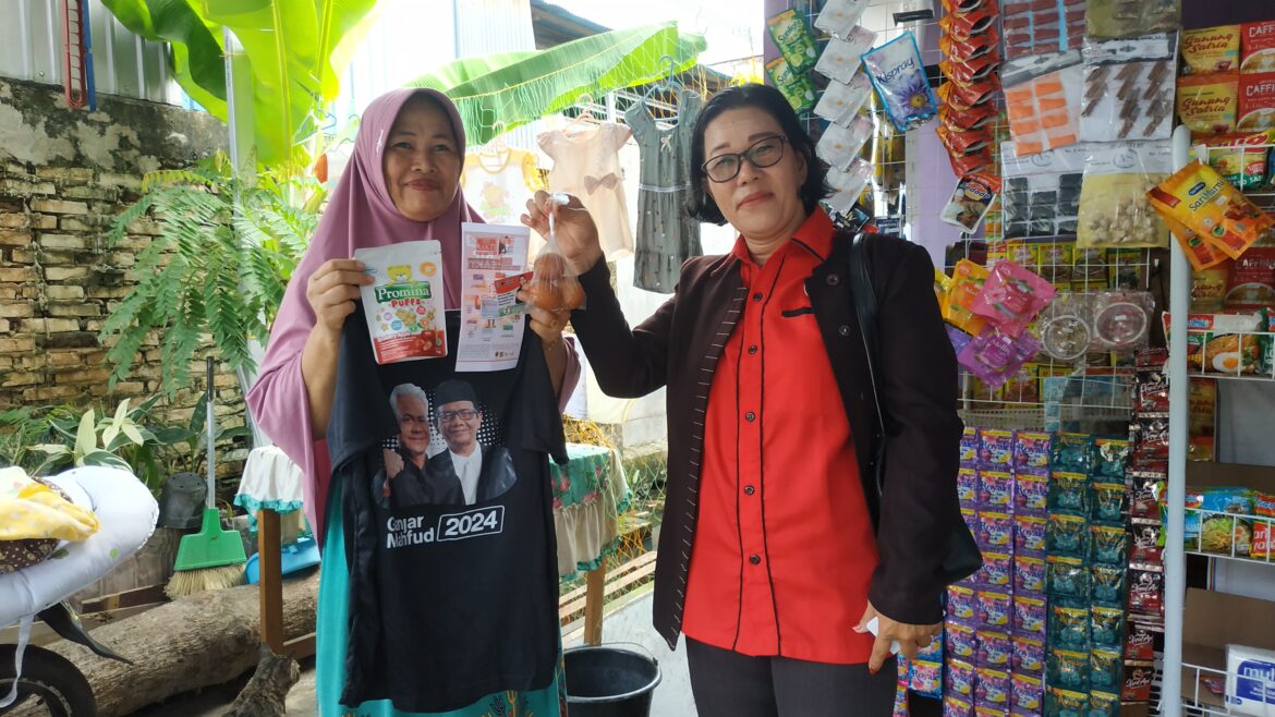 Erlinawati Sipayung Saat Memberikan Asupan Gizi untuk Warga (foto:istimewa)