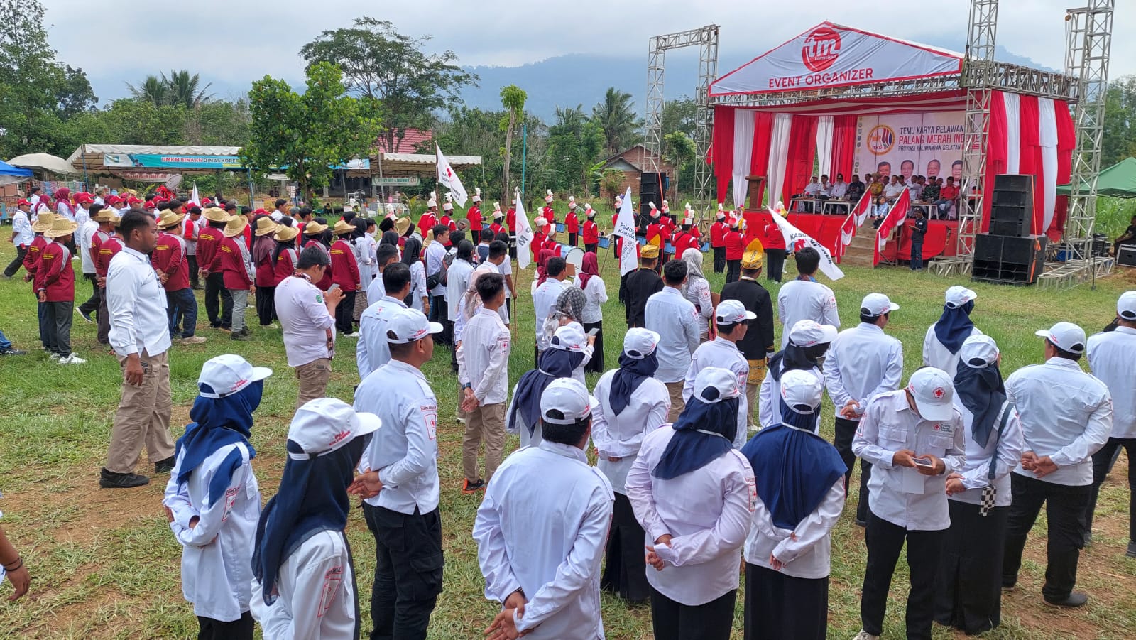 Para relawan PMI Kabupaten dan Kota se-Kalsel saat mengikuti pembukaan Temu Karya Relawan (TKR) II di Desa Ketapang Kecamatan Bajuin Kabupaten Tala.(foto : ist)