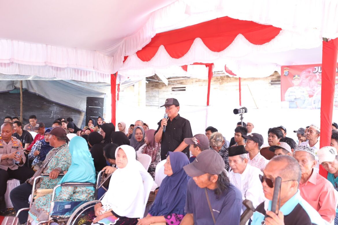 KELUHAN WARGA - Salah satu warga saat mengeluhkan keamanan di sungai Kuin Selatan kepada Kapolresta Banjarmasin, dalam Jumat (22/12/2023) Curhat. (foto:ist)
