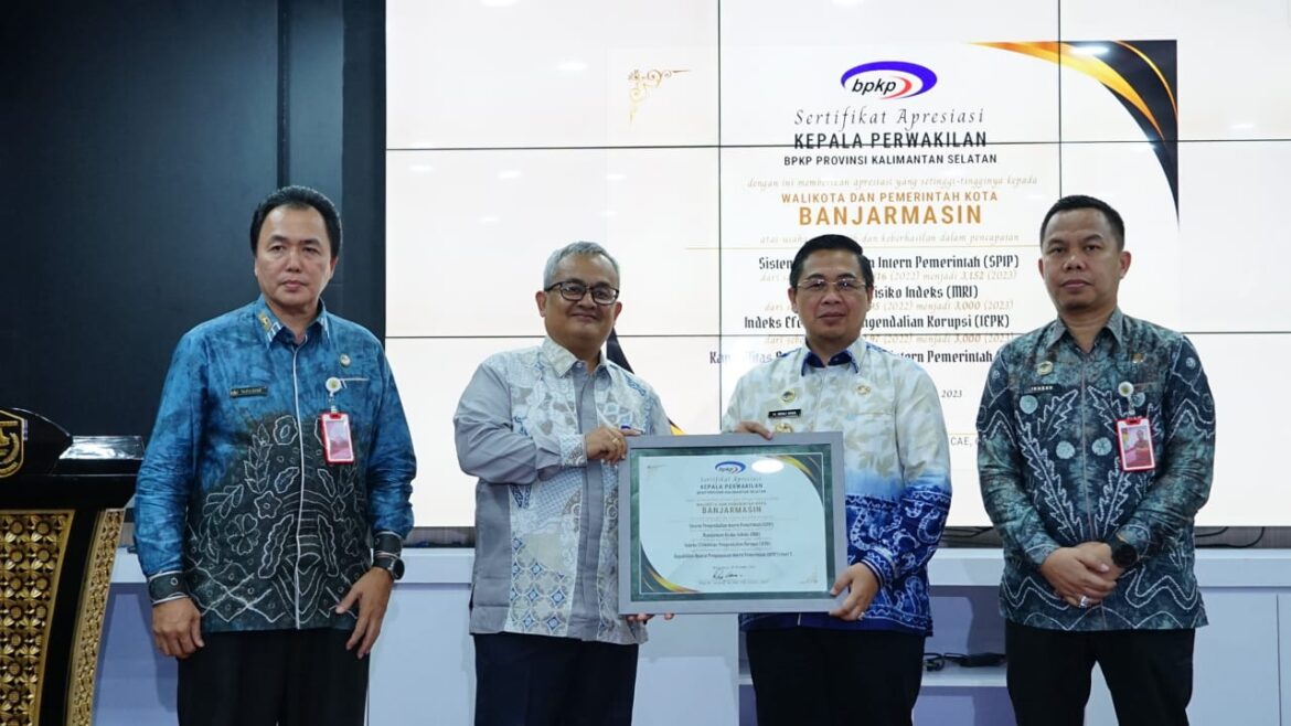 Penyerahan penghargaan oleh BPKP Kalsel kepada Wali Kota Banjarmasin, Ibnu Sina.