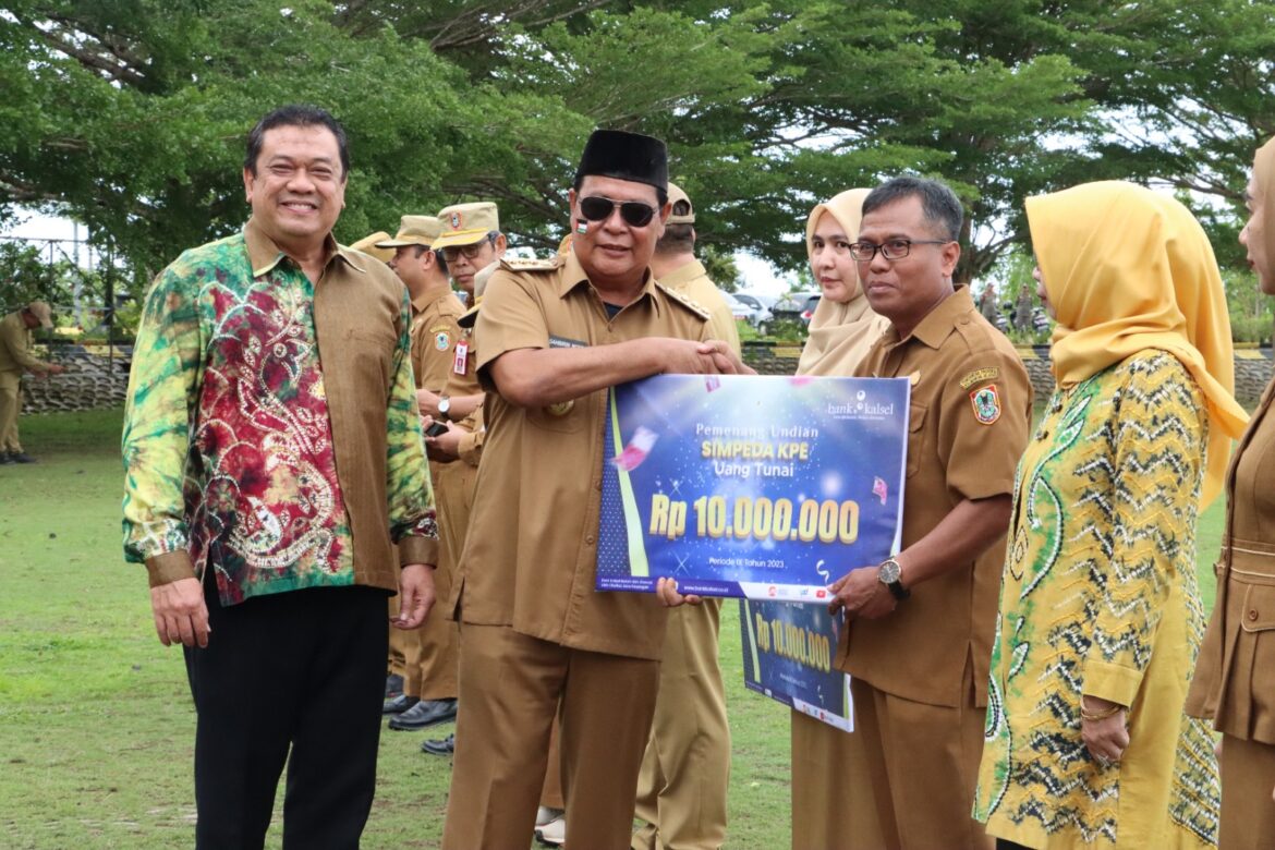 Gubernur Kalimantan Selatan, Sahbirin Noor menyerahkan hadiah dari undian SIMPEDA KPE Periode IX Tahun 2023 (foto:bank kalsel)