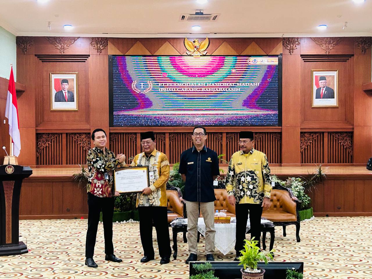 Gubernur Kalsel H Sahbirin Noor memberikan langsung penghargaan kepada PT PNM Cabang Banjarmasin (foto:istimewa)