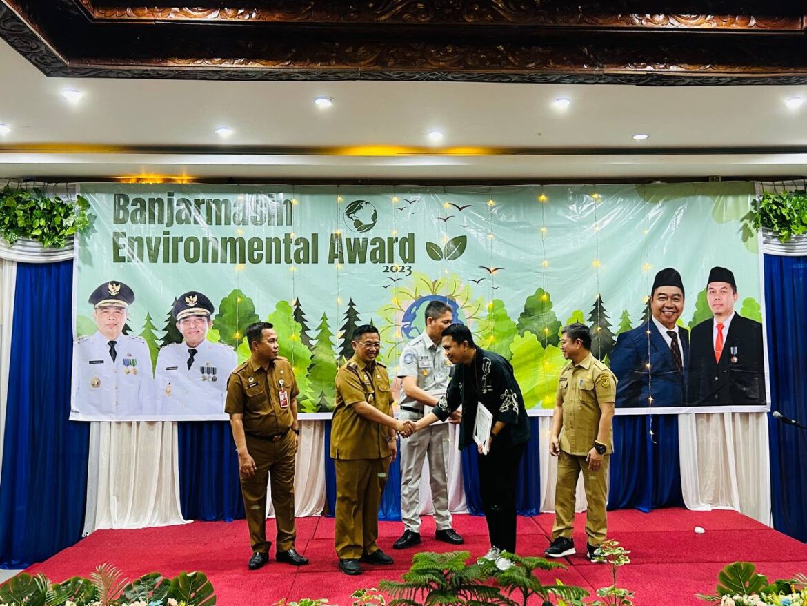 Wali Kota Banjarmasin memberikan penghargaan kepada PT PNM Cabang Banjarmasin kontribusi dalam lingkungan hidup (foto:istimewa)
