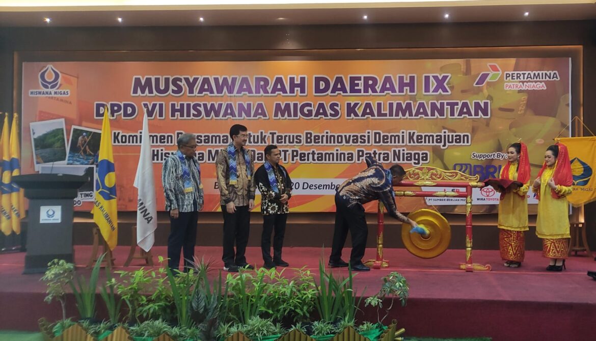 Nurul Fajar Desira Memukul Gong Tanda Dibukanya Musda IX DPD VI Hiswana Migas Kalimantan (foto:istimewa)