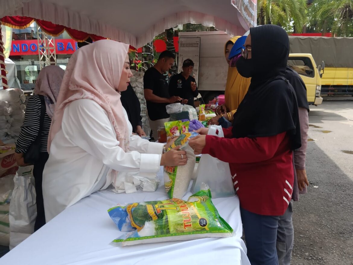 Tampak Hj Aida Muslimah saat berada di stand Pasar Murah di Taher Square Banjarmasin (foto:barito post)