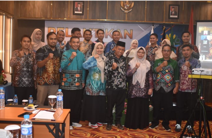 Wakil Rektor II UMB M Adriani Yulizar, MA bersama Ketua dan Pengurus Ikatan Keluarga Alumni (IKA) Universitas Muhammadiyah Banjarmasin (UMB)