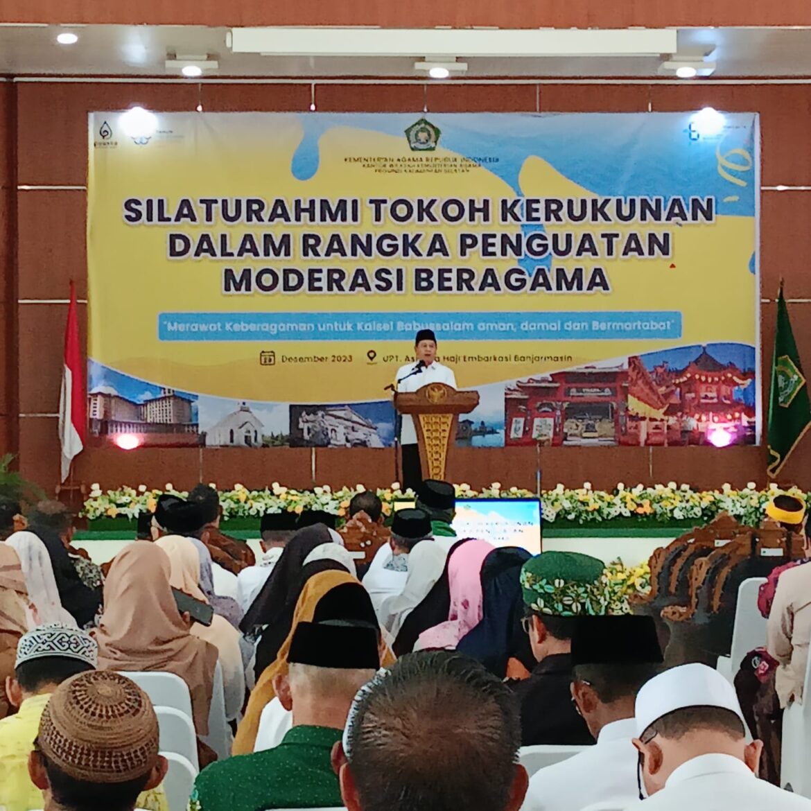 Kepala Kanwil Kemenag Kalsel Dr HM Tambrin di Silaturahmi Tokoh Kerukunan dalam Penguatan Moderasi Beragama (foto:baritopost)