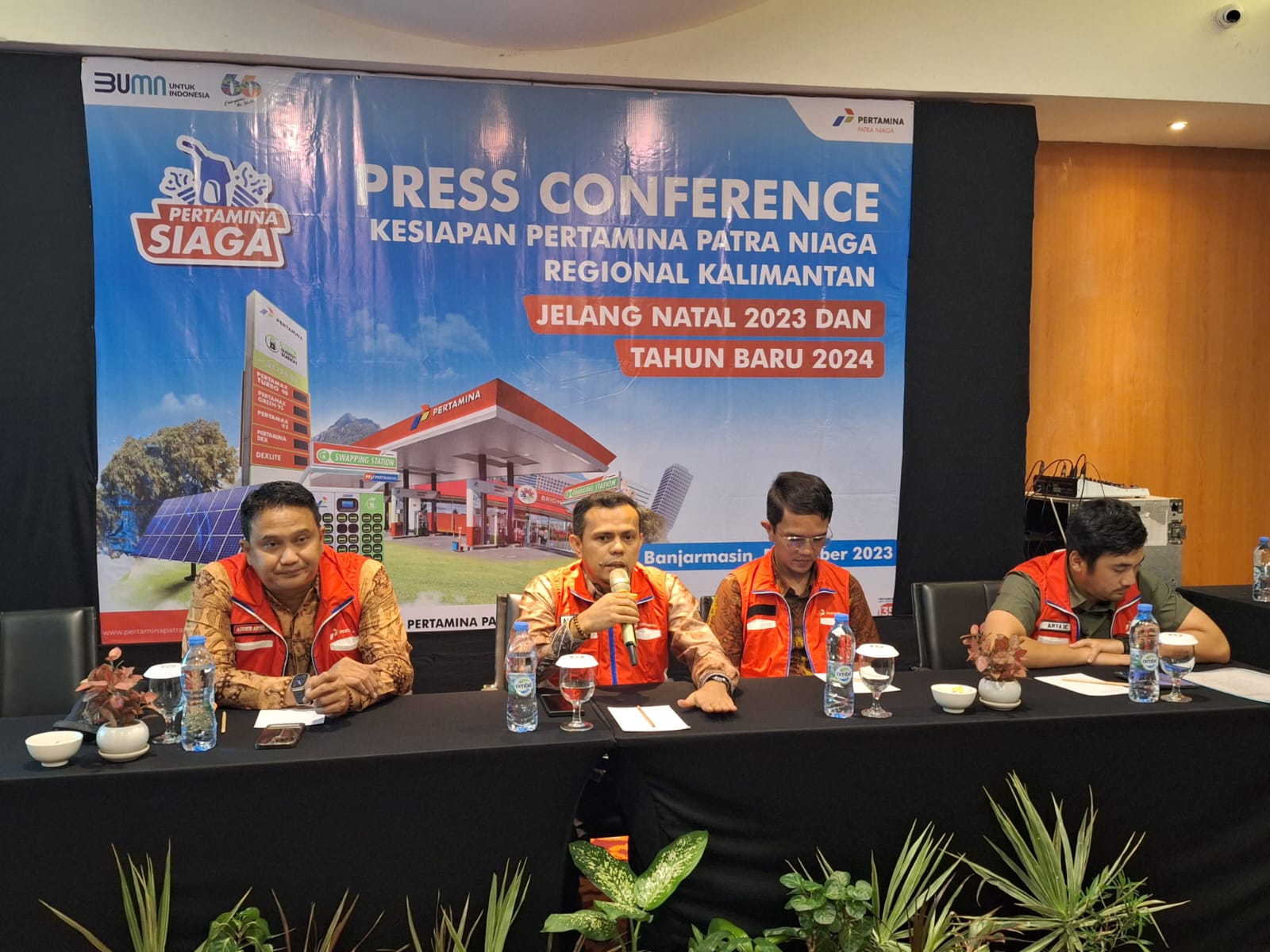 Executive General Manager (EGM) PT Pertamina Patra Niaga Regional Kalimantan Alexander Susilo dalam keterangan persnya pada Rabu (20/12/2023), didampingi Addieb Arselan (Region Manager Retail Sales Kalimantan), Syukra Mulia Rizki (SBM Rayon II Kalsel), dan Arya Yusa Dwicandra (Area Manager Comm, Rels & CSR Kalimantan), di Galaxi Hotel Kota Banjarmasin, Provinsi Kalimantan Selatan (Kalsel)