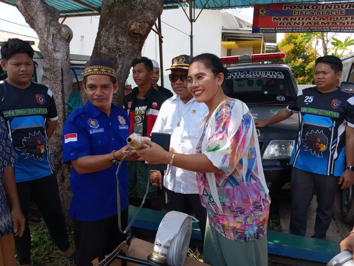 Komisaris Lintas Jawa Group Roida Simanjorang Menyerahkan Bantuan Alat Pemadam Kebakaran (foto:baritopost)