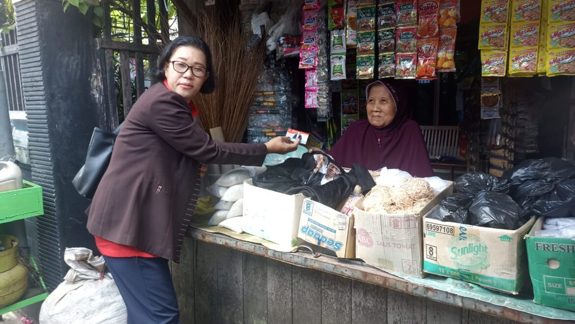 Erlinawati Sipayung Menyapa Pedagang di Pasar Tradisional Gang 21 Banjarmasin (foto:istimewa)
