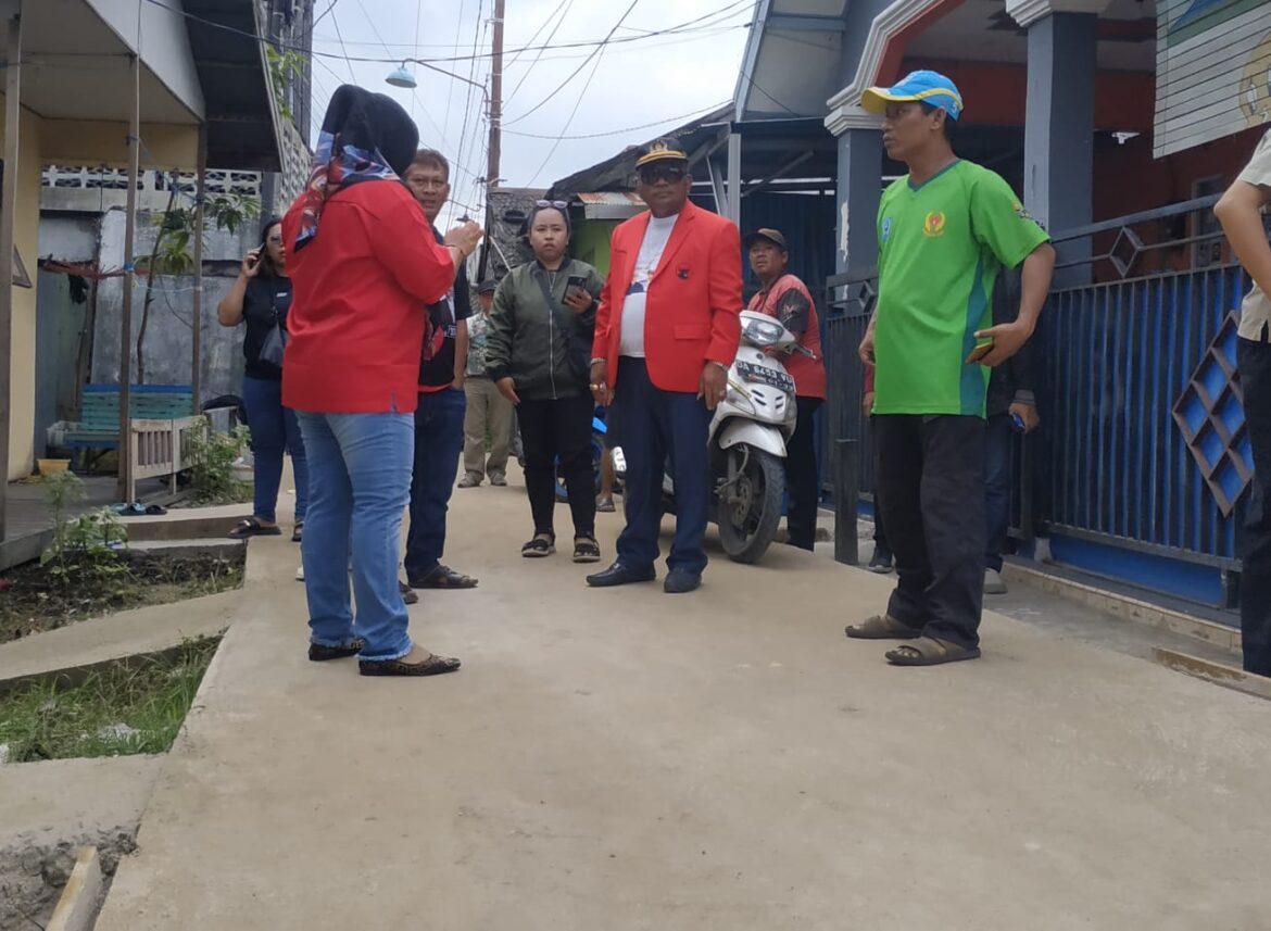 Saut Nathan Samosir Saat Sosialisasasi Caleg di Dapil Banjarmasin Barat, sekaligus meninjau proyek akhir tahun 2023 (foto:istimewa)