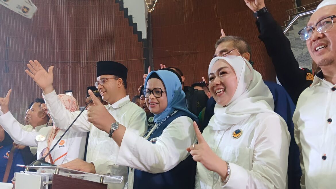 Caleg DPR RI Siska Defina dari Partai NasDem Disamping Ny Fery Farhati (Isteri Capres Anies Baswedan) di Kampanye Nasional di Gedung Sultan Suriansyah, Kota Banjarmasin (foto:istimewa)