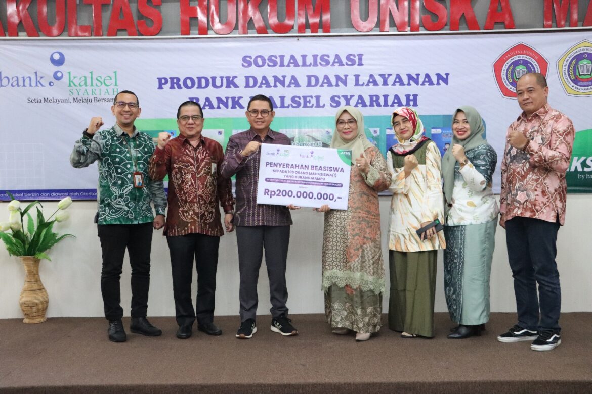 Direktur Operasional Bank Kalsel, Ahmad Fatrya Putra, Menyerahkan Bantuan kepada Ketua Badan Pembina Yayasan Uniska, Hj Rahmi Hayati Tadjudinnoor (foto:istimewa)