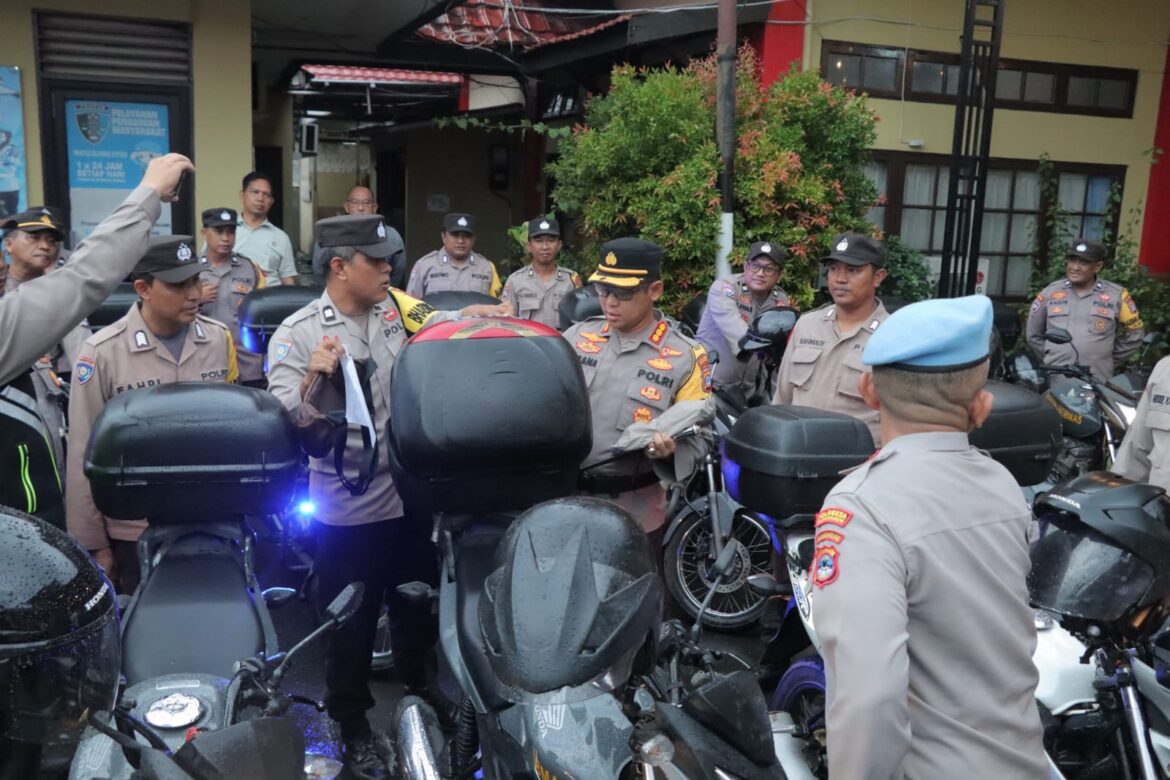 CEK KENDARAAN -kapolresta Banjarmasin Kombes Pol Sabana AM saat mengecek kesiapan motor dan mobil guna antisipasi pengamanan Pemilu 2024 nanti, Kamis ((4/1/2024) sore. (foto:ist)