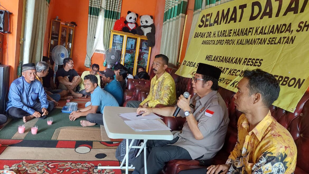 Anggota Komisi II DPRD Provinsi Kalsel Dr H Karlie Hanafi Kalianda, SH MH saat menyerap aspirasi dalam kegiatan reses di daerah pemilihannya Kabupaten Barito Kuala pada 21-28 Januari 2024.(foto : ist)