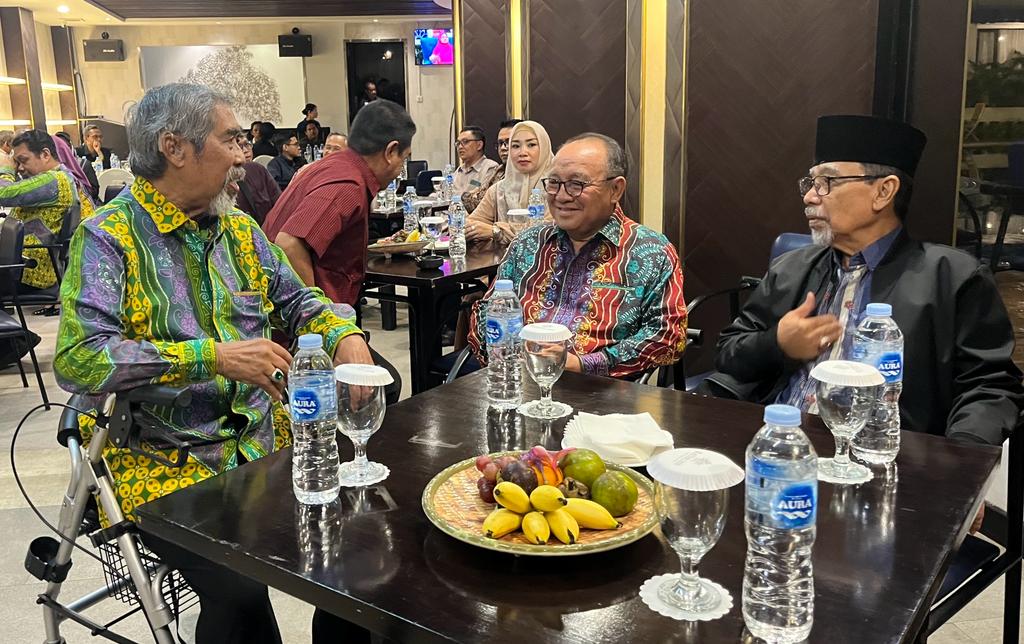 Pemimpin Umum SKH Barito Post H Guntur Prawira Berbincang Santai dengan H Gusti Rusdi Effendi (tokoh Banjarmasin Post Group) dan Bupati Tabalong H Anang Syakhfiani (foto:baritopost)