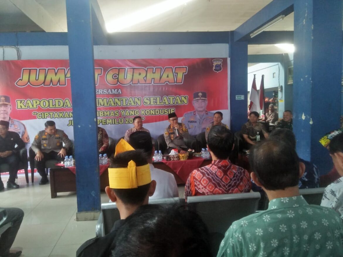 JUMAT CURHAT - Kapolresta Banjarmasin Kombes Pol Sabana Atmojo Martosumito saat menjawab keluhan warga pada Jumat (19/1/2024) Curhat, di Terminal Induk Km 6. (foto:ist)