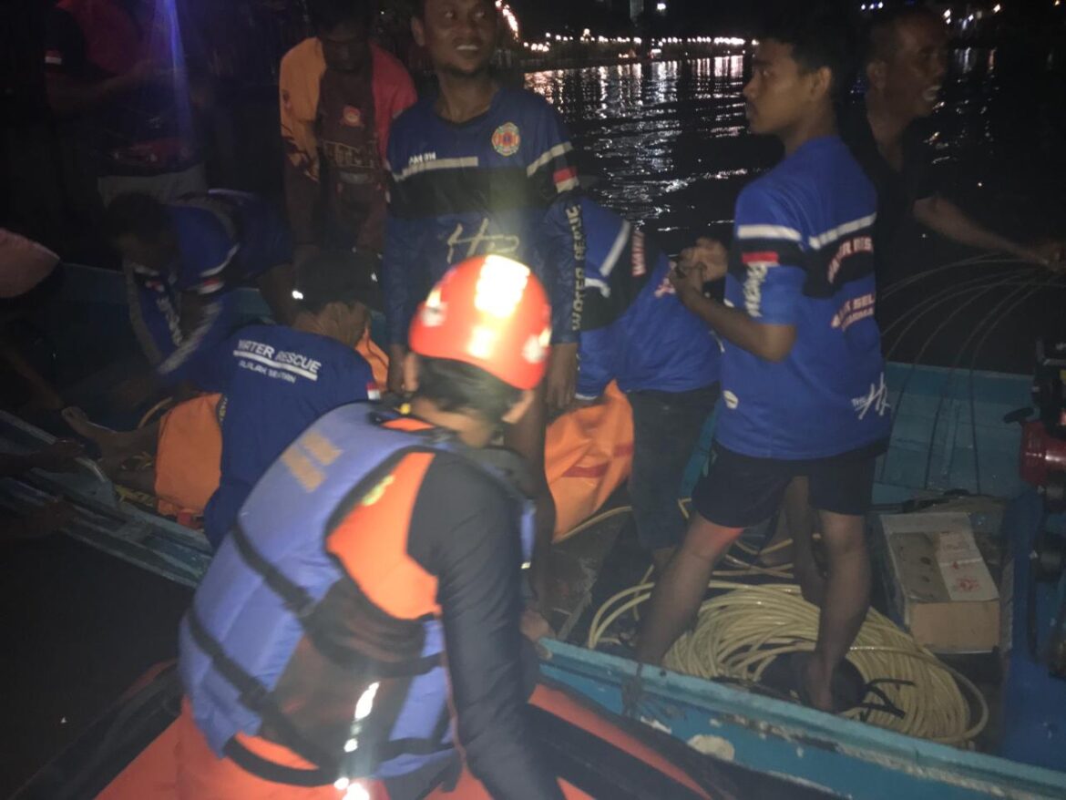 KORBAN TENGGELAM– Anggota Damkar Malataba, Arif Wirayuda Rahman diduga tenggelam di Sungai Martapura Siring Titik Nol Km siang itu, setelah dilakukan pencarian oleh gabungan relawan, akhirnya ditemukan, Senin (29/1/2024) malam. (foto:sum/brt)