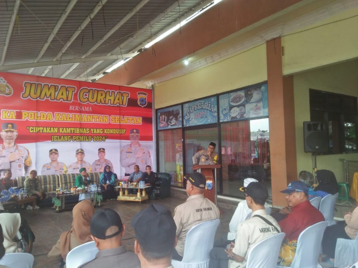 CURHAT JUMAT - Kapolresta Banjarmasin saat menjawab keluhan warga Banjarmasin Selatan atau Curhat Jumat (26/1/2024). (foto:sum/brt)