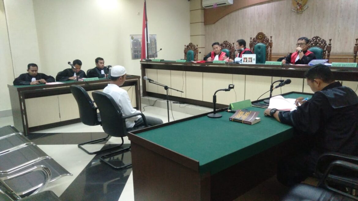 Aulia Rahman saat mendengarkam tuntutan majelis hakim PN Tipikor Banjarmasin, Rabu (17/1).