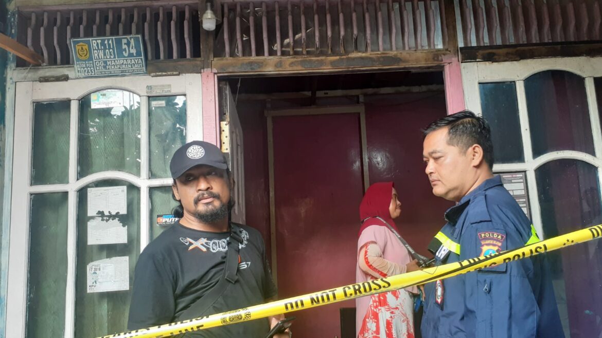 GANTUNG DIRI - petugas kepolisian saat mengecek TKP gantung diri di Jalan Pekapuran B Laut Banjarmasin Tengah, Sabtu (13/1/2024) pagi. (foto :ist)