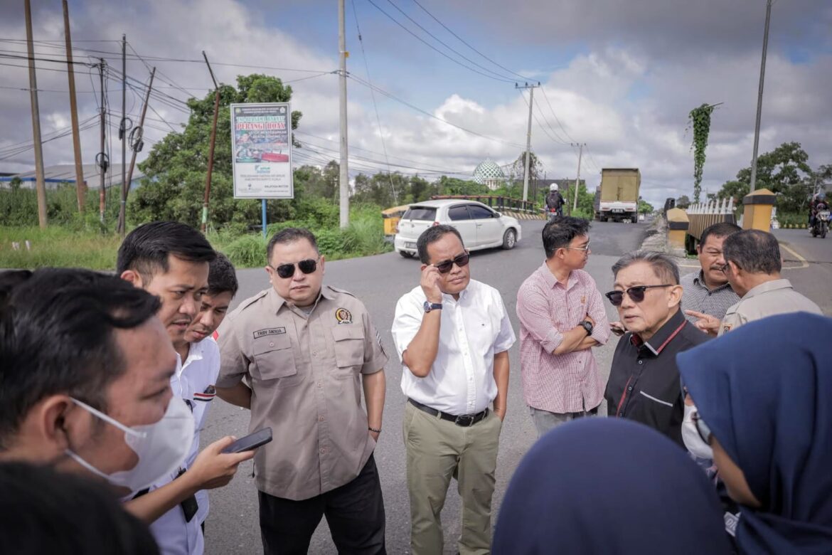 Rombongan Komisi III DPRD Provinsi Kalsel saat kunjungan monitoring sarana lalu lintas di Perempatan Jalan Handil Bakti Kabupaten Batola.(foto : humasdprdkalsel)