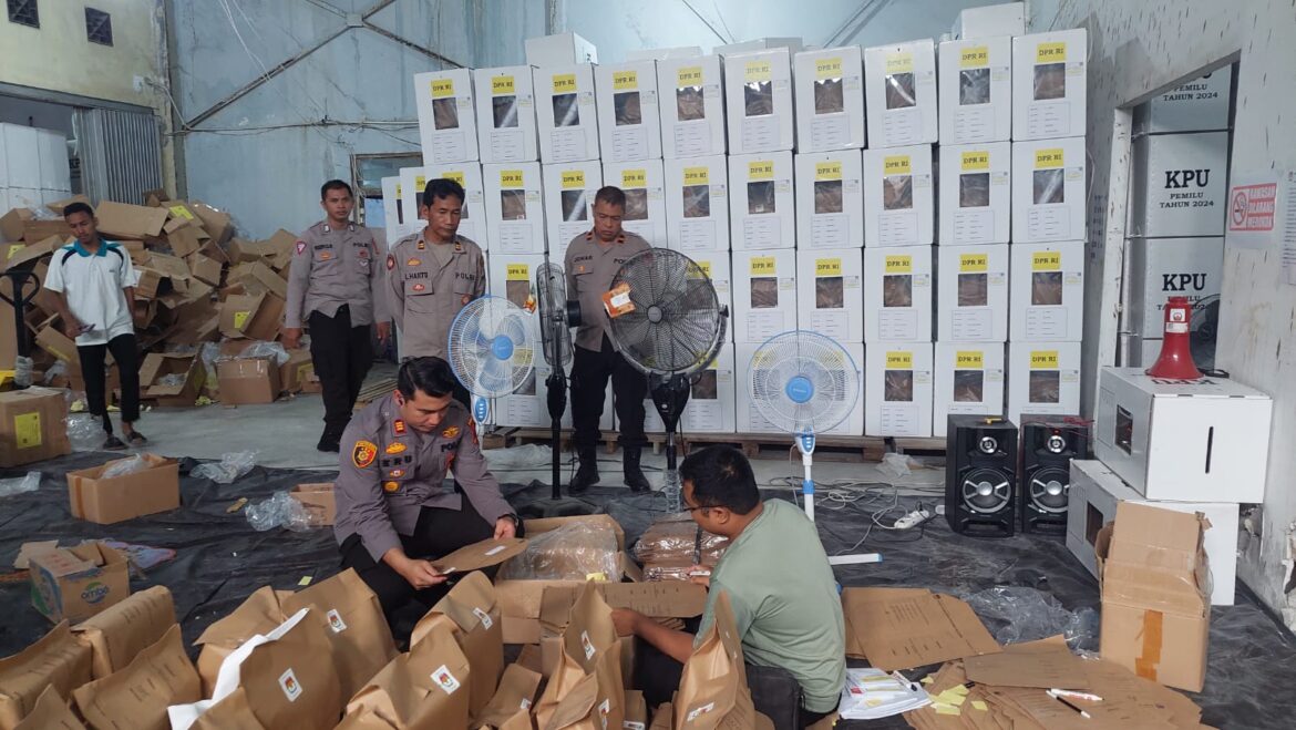 CEK LOGISTIK - Kapolsek Banjarmasin Timur AKP Eru Alsepa SAAT melakukan Pengecekan dan Kontrol Gudang Logistik KPU setempat DI Jalan Pramuka, Selasa (30/1/2024) pagi. (foto:ist)
