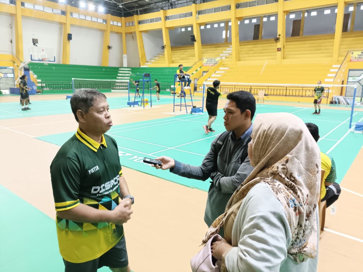 Panitia kejuaraan bulutangkis antar bidang Dispora Kalsel, Rokhyatin Effendi. (foto: Tolah/brt)