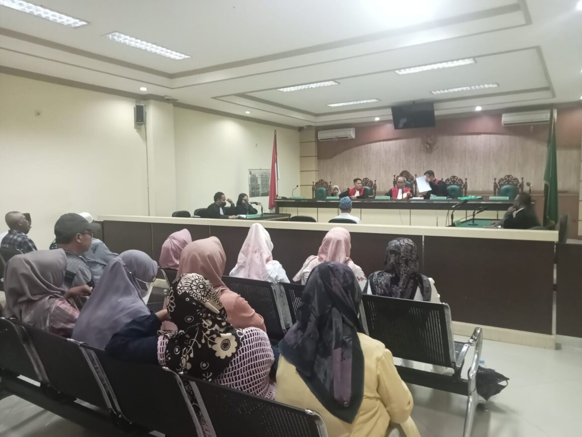 Puluhan Kepala Sekolah dan guru di Tapin nampak memberikan dukungan kepada terdakwa kasus penyalahgunaan dana Bantuan Operasional Sekolah (BOS) Reguler di Kabupaten Tapin, Rahmat Hidayat.
