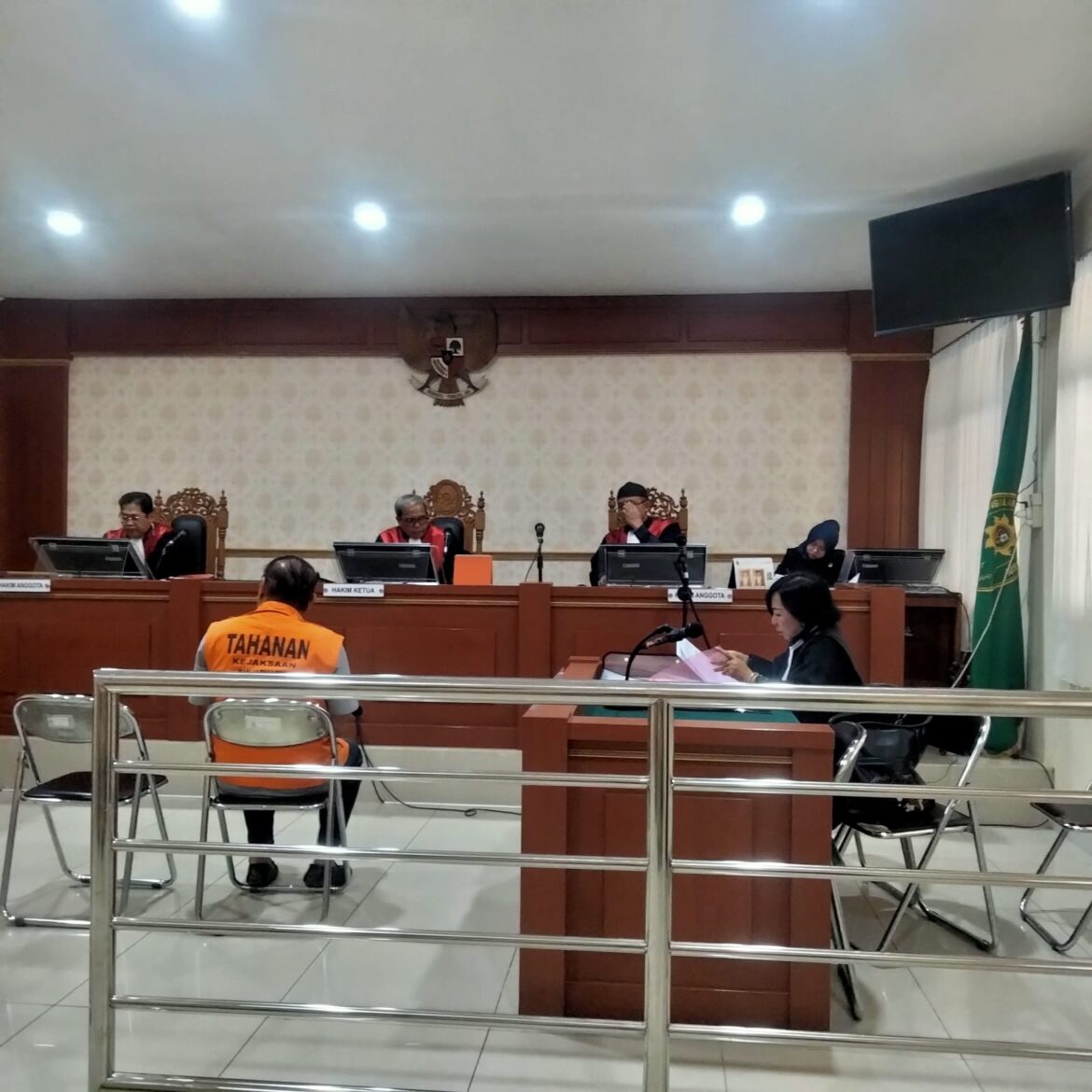 Lian Silas saat mengikuti sidang dengan agenda jawaban jaksa atas eksepsi (keberatan) dakwaan jaksa.