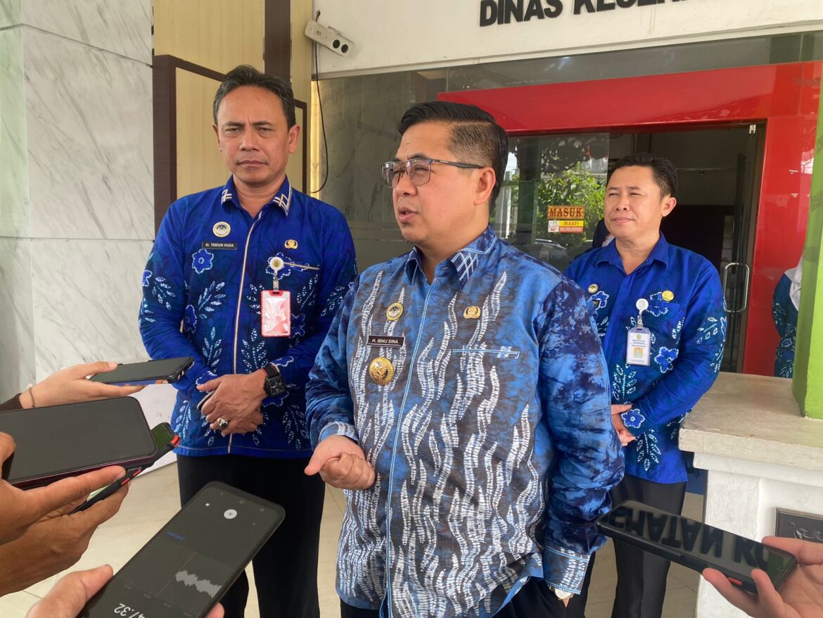 Wali Kota Banjarmasin, Ibnu Sina sidak ke Kantor Dinkes Banjarmasin, Kamis (11/1/2024).