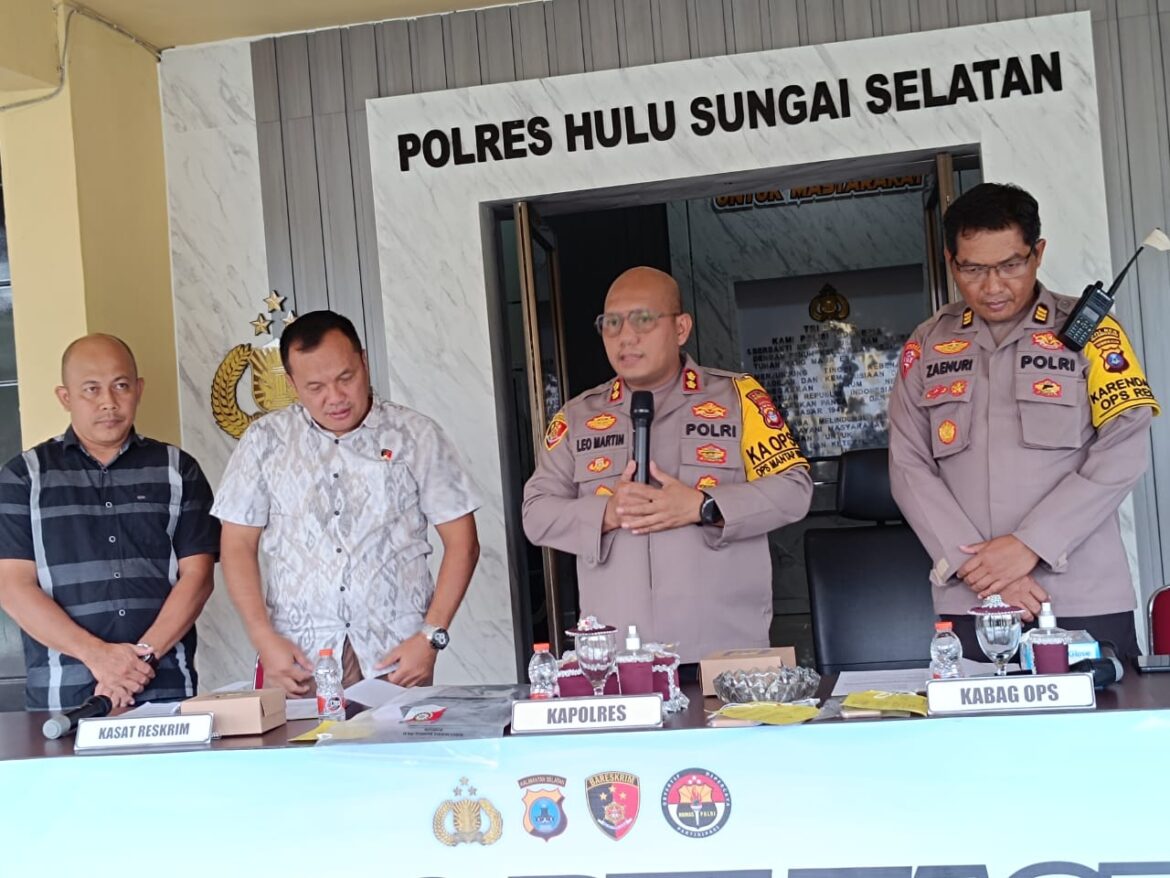 Kapolres HSS AKBP Leo Martin Pasaribu beri keterangan pers (day)