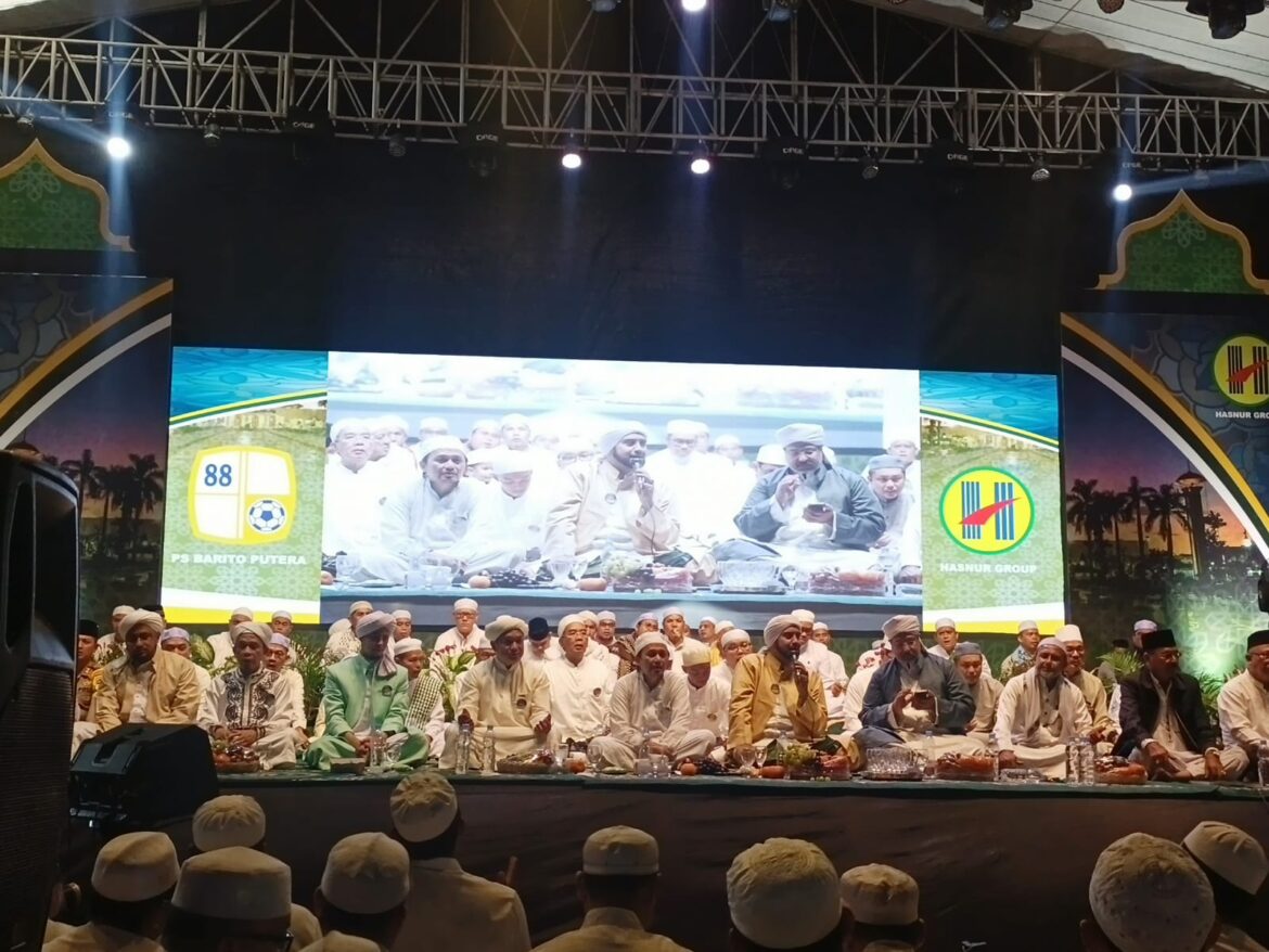 Barito Putera Bersholawat dihadiri ribuan masyarakat Banua, Jumat (26/1/2024) malam di halaman Masjid Sabilal Muhtadin Banjarmasin. (foto :Tolah/brt)