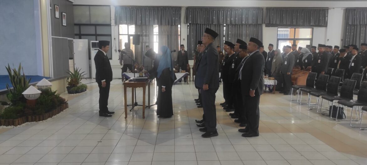 Bupati HST H Aulia Oktafiandi lantik 11 pejabat lingkup Pemkab HST.(foto : yufanata/brt)