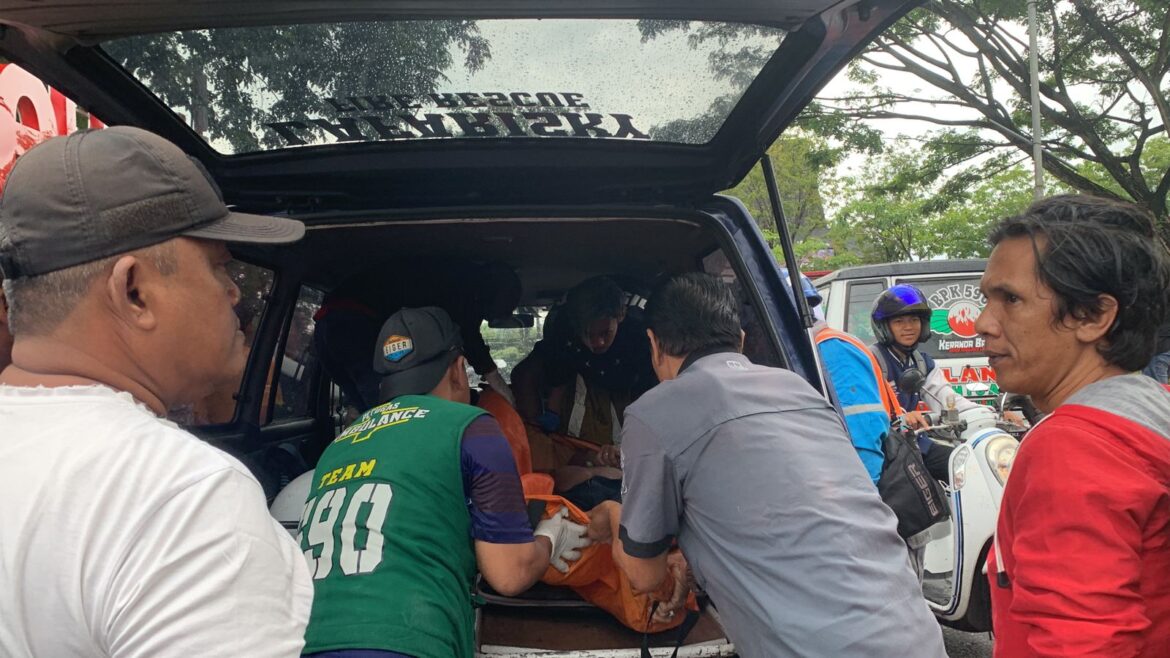 EVAKUASI KORBAN-Pihak relawan saat mengevakuasi korban kesetrum penyetrum ikan bernama Amat Bandit di Jalan A Yani Km 6,300 Kerfak Hanyar Kabupaten Banjar, Kamis (4/1/2024). (ist)