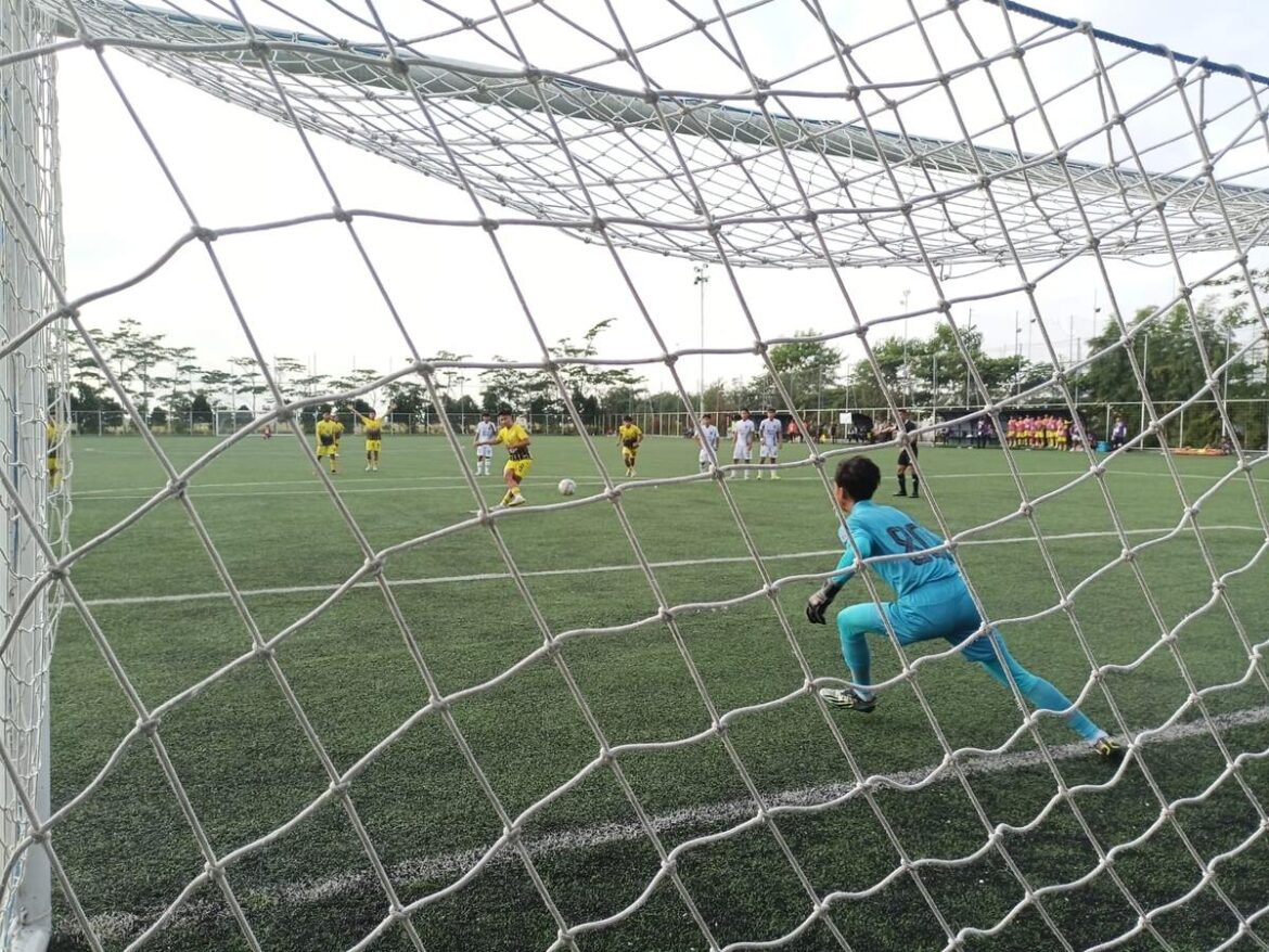Pemain Barito Putera, Ilham Romadhona Nirwan Achdiat, saat melakukan tendangan penalti ke gawang Borneo FC di babak delapan besar U-16 EPA Liga 1 musim 2023/2024 pekan kedua, Rabu (31/1/2024) di Lapangan Sepakbola Green Yakin Soccer Field (GYSF), Kabupaten Banjar, Kalimantan Selatan (Kalsel). (foto: Tolah/brt)