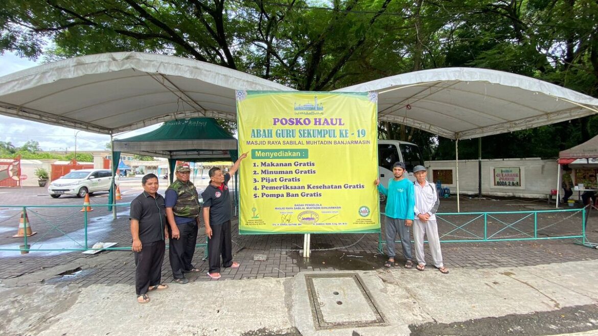 Pengurus BP Masjid Raya Sabilal Muhtadin Banjarmasin sedang mendirikan posko untuk jemaah Haul Abah Guru Sekumpul, Kamis (11/01/2024).(foto: ist)