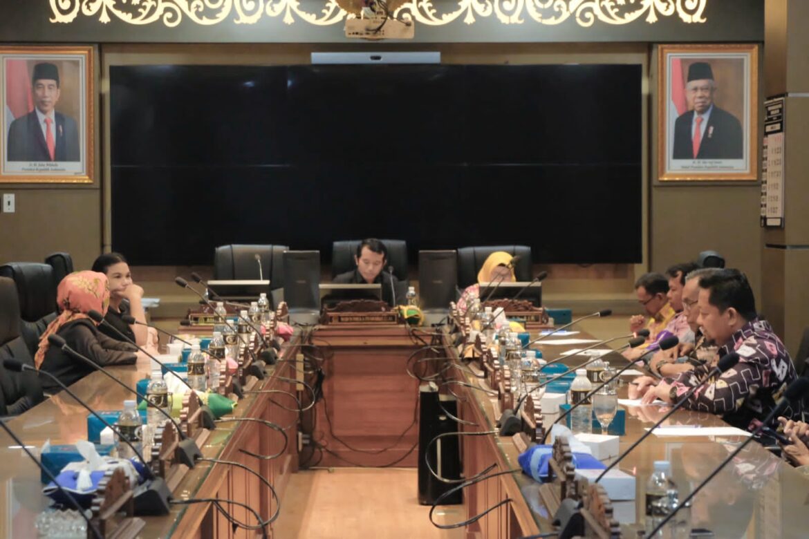 Rombongan Komisi I DPRD Kalsel saat melaksanakan studi komparasi atau kaji tiru pembuatan raperda inisiatif ke DPRD Jatim.(foto : humasdprdkalsel)