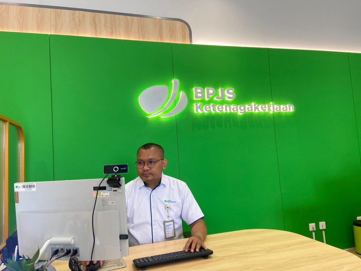 PELAYANAN JAMSOSTEK- Salah satu petugas di pelayanan Costumer Service (CS) Kantor BPJS Ketenagakerjaan Batulicin saat melayani klaim dari peserta.(foto : ist)