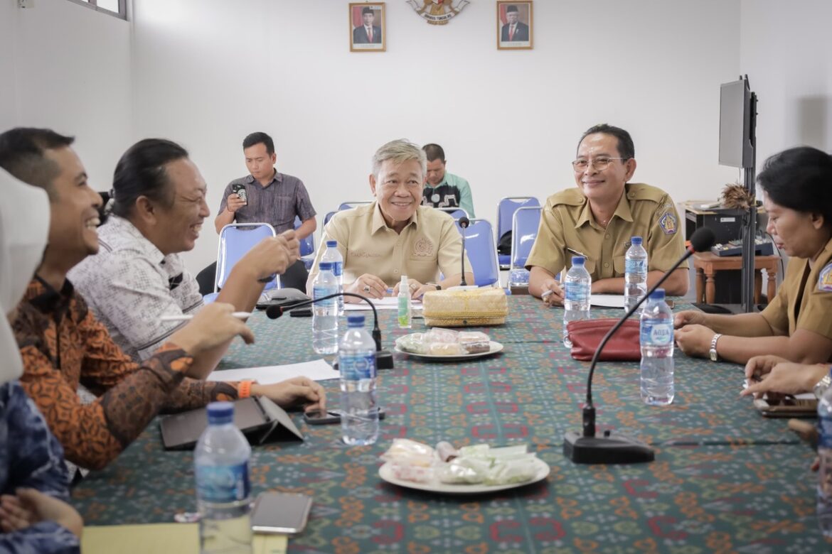 Rombongan Komisi II DPRD Kalsel kaji tiru hilirisasi investasi ke Dinas PMPTSP Provinsi Bali.(foto : humasdprdkalsel)